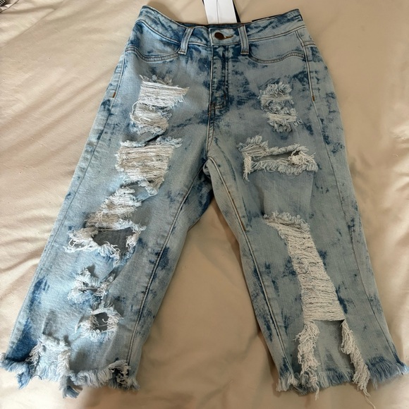 Size 3 Find Me in Paradise High Waist Light Blue Wash Bermuda Shorts FashionNova - Picture 7 of 9